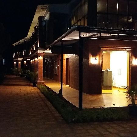 Oyo9850岩上酒店 马哈巴莱斯赫瓦尔 外观 照片